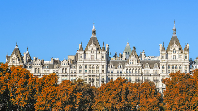 Mặt tiền ấn tượng của khách sạn The Royal Horseguards ở Westminster vào một ngày mùa thu trong xanh với bầu trời xanh.