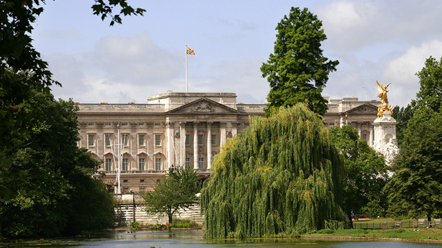 Quang cảnh Cung điện Buckingham từ Công viên St James ở Westminster, London.