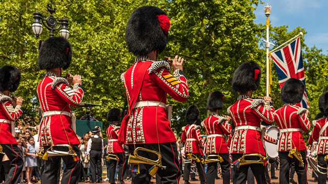 Cuộc diễu hành quân sự của quân đội từ Bộ phận Hộ gia đình tôn vinh sinh nhật chính thức của Nữ hoàng trong Lễ hội Quân sắc ở London.