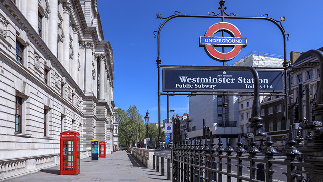 Biển báo và lối vào Ga Tàu điện ngầm Westminster.