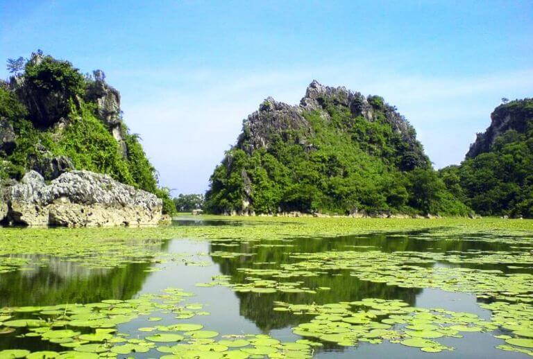 Hồ Quan Sơn - Đắm chìn trong sắc xanh của vịnh Hạ Long trên cạn